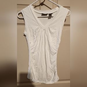 Woman's White sleeveless shirt